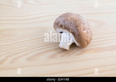 Kastanien Pilz auf Holzbrett Stockfoto