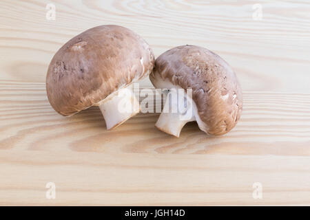 Zwei Kastanien Pilze auf einem Holzbrett Stockfoto