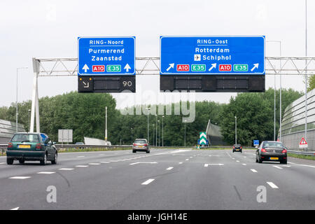 Am Autobahnkreuz A1-A10 und obenliegende Routeninformationen Verkehrsschilder, Amsterdam, Nordholland, Niederlande Stockfoto