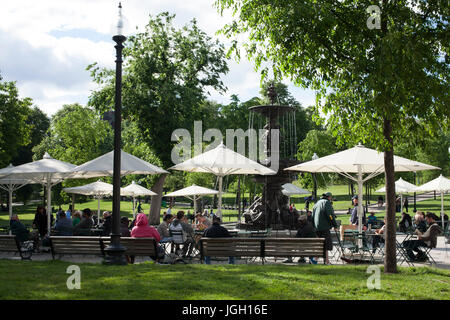 Sommer sammeln von Boston Besucher am historischen Boston Common, vor der Brauerei Brunnen. Stockfoto