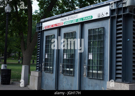 Wenig befahrene Tremont Street Eingang zur belebten Park Street u-Bahn. Stockfoto