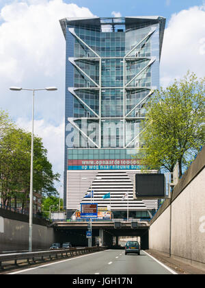 Auch genannt Verkehr auf Autobahn A12 Utrechtsebaan und modernes Bürogebäude in den Haag, Süd-Holland, Niederlande Stockfoto