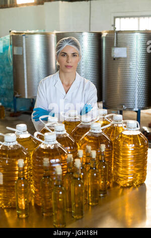 Porträt von zuversichtlich weiblichen Techniker stehen mit verschränkten in Öl-Fabrik Stockfoto