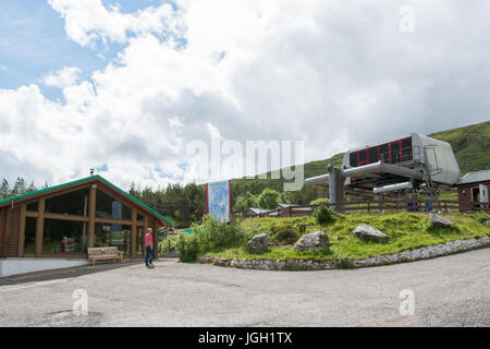 Glen Coe Mountain Resort Cafe und Sessellift im Sommer, Glencoe, Schottland, UK Stockfoto