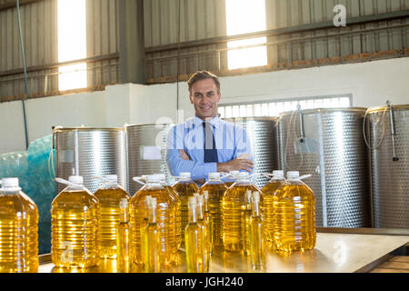 Porträt des Managers stehen mit verschränkten in Öl-Fabrik Stockfoto