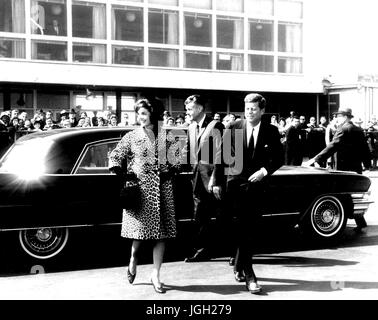 US-Präsident John f. Kennedy und Jacqueline Kennedy verlassen ein Automobils, 1961. Höflichkeit Abbie Zeile/National Parks Service. Stockfoto