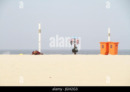 Verkäufer, Bikini, Strand Copacabana; 2016; Copacabana, Rio De Janeiro, Brasilien. Stockfoto