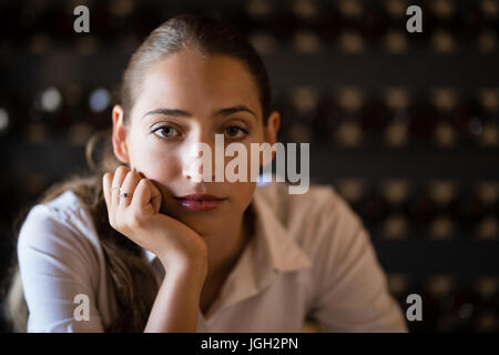 Porträt der unglückliche Frau sitzt in der Bar Stockfoto