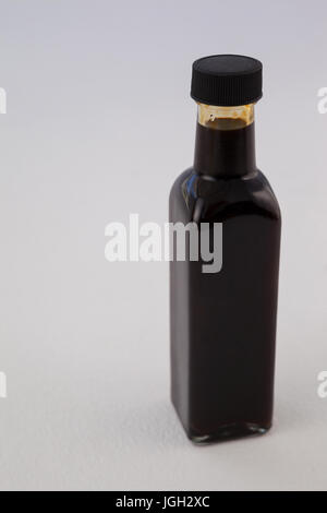 Vogelperspektive Ansicht Ölflasche mit Deckel gegen Wand Stockfoto