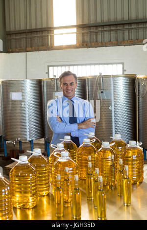 Porträt des Managers stehen mit verschränkten in Öl-Fabrik Stockfoto
