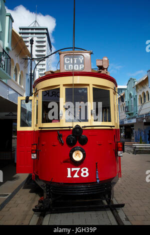 Straßenbahn und Art-Deco-Gebäude, neue Regent Street, Christchurch, Canterbury, Südinsel, Neuseeland Stockfoto
