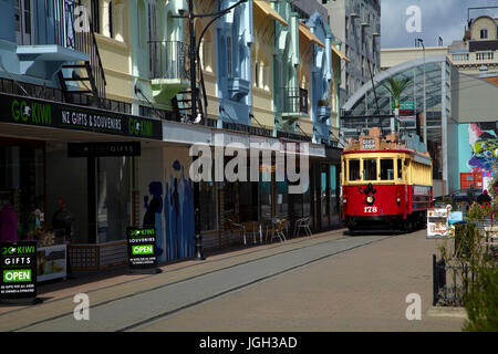 Straßenbahn und Art-Deco-Gebäude, neue Regent Street, Christchurch, Canterbury, Südinsel, Neuseeland Stockfoto