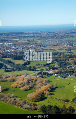 Ackerland und Weiden Bäume am Rande von Christchurch, Canterbury, Südinsel, Neuseeland Stockfoto