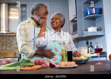 Liebevolle älteres Paar, die Zubereitung von Speisen in der Küche zu Hause Stockfoto