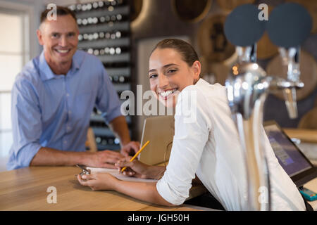 Porträt des Lächelns Manager und Barkeeper am Tresen stehen Stockfoto