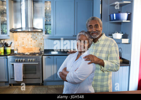 Porträt von älteres paar stehen in der Küche zu Hause Stockfoto
