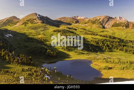 Landschaftlich Schöne Aussicht Grüne Alpine Wiese Blaue Seenlandschaft. Canadian Rocky Mountains Skyline Healy Pass Wandern Banff National Park Sommerzeit Stockfoto