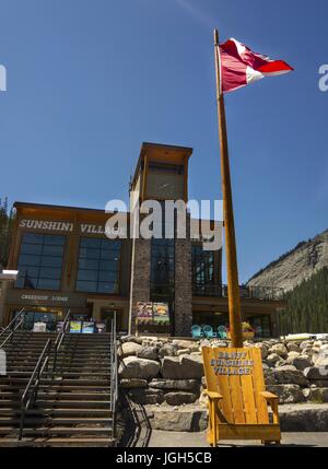 Sunshine Village Ski Lift Terminal, Rocky Mountain Ski Resort und Visitor Center Lodge Exterior in Summertime. Banff National Park, Alberta, Kanada Stockfoto