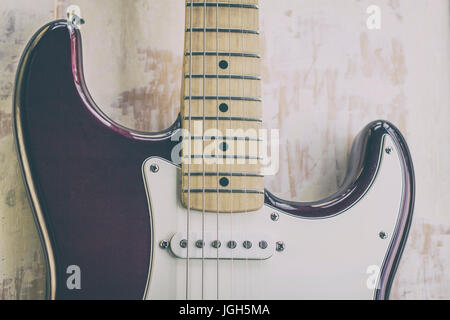 E-Gitarre auf Holz gemalten Hintergrund verblasst Stockfoto