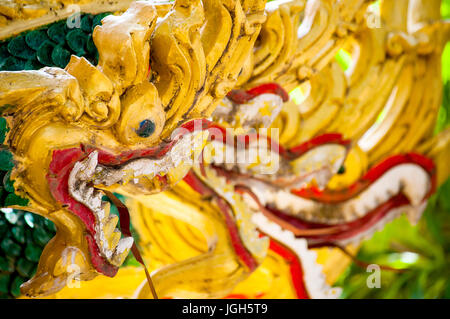 Naga-Figuren am Eingangstor, Wat Inpeng, oder Wat In Paeng, Vientiane, Laos Stockfoto