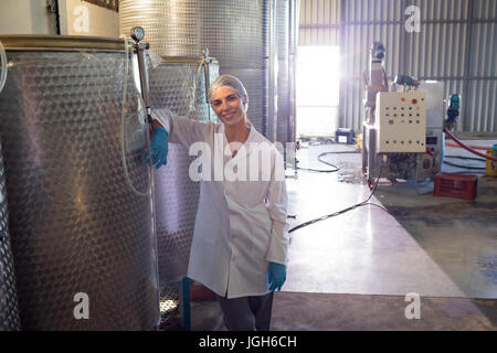 Porträt von glücklich Techniker stehen in der Nähe von Öl-Raffinerie in Fabrik Stockfoto