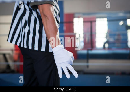 Mittelteil des männlichen Schiedsrichter gestikulieren mit Hand stehend im Boxring Stockfoto