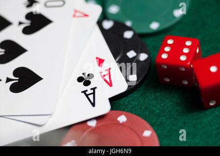 Nahaufnahme von Spielkarten, Würfel und Casino-chips auf Poker-Tisch Stockfoto