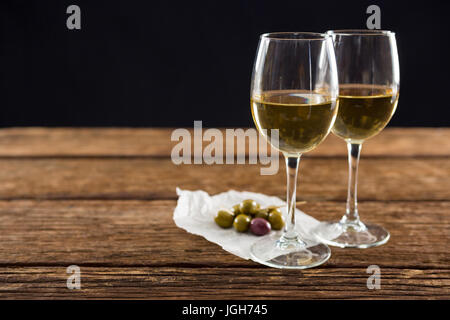 Nahaufnahme der Oliven mit Gläser Wein auf Tisch Stockfoto