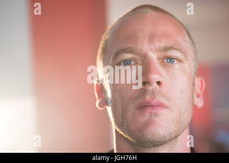 Porträt von zuversichtlich männlicher Boxer im Fitness-Studio Stockfoto