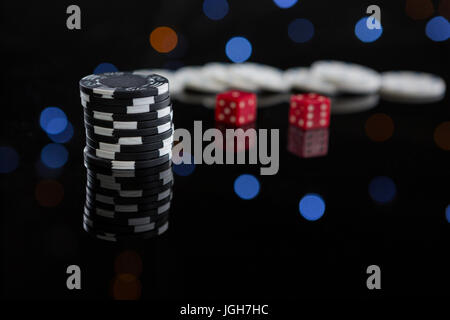 Nahaufnahme des Chips Stapel und Würfel am Tisch im casino Stockfoto