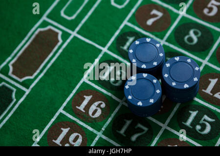 Erhöhte Ansicht Blue Chips am Roulette-Tisch Stockfoto