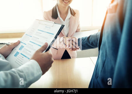 erfolgreiche Business Teams Händeschütteln mit einander im Büro Vorstellungsgespräch Konzept. Stockfoto