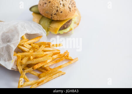 Erhöhte Ansicht der Pommes Frites von Burger auf Tisch Stockfoto