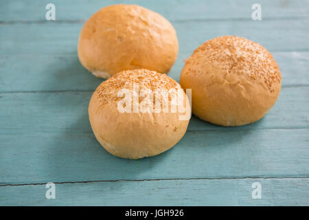 Nahaufnahme von Brötchen auf Holztisch Stockfoto