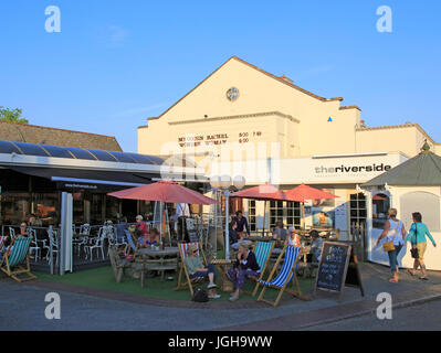 Personen außerhalb der Riverside Kino, Woodbridge, Suffolk, England, UK am Sommerabend Stockfoto