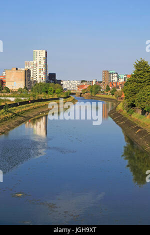 Blick auf den Fluss Orwell zum Stadtumbau in Wet Dock, Ipswich, Suffolk, England, Großbritannien Stockfoto