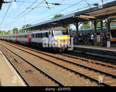 Mehr Anglia, British Rail Class 90 elektrische Lokomotive Bahnsteig Bahnhof, Ipswich, Suffolk, England, Großbritannien Stockfoto