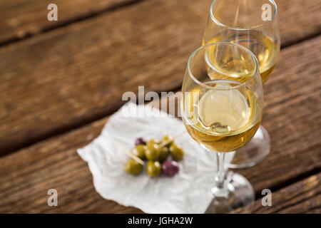 Nahaufnahme der Oliven mit Gläser Wein auf Tisch Stockfoto