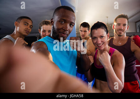 Porträt der jungen Boxer stehen bei der Bekämpfung der Haltung im Fitness-studio Stockfoto