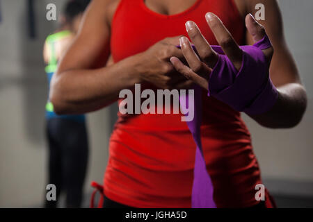 Mittelteil der Frau binden Hand wickeln Sie auf der Seite im Fitness-studio Stockfoto