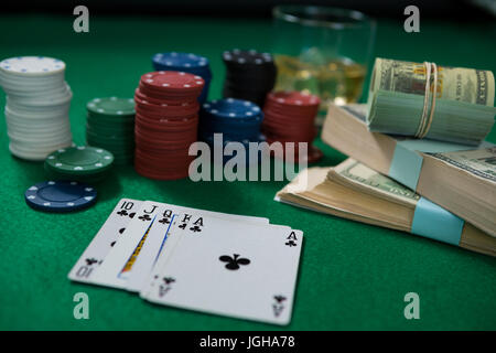 Nahaufnahme von Whisky und Geld beim Pokerspiel am grünen Tisch Stockfoto