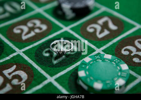 Nahaufnahme von Ring und Chips am Roulette-Tisch Stockfoto