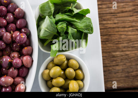 Marinierte Oliven mit Kräutern in Schüssel in Nahaufnahme Stockfoto