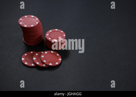 Erhöhte Ansicht von Maroon Chips am Tisch im casino Stockfoto