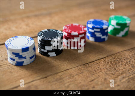 Erhöhte Ansicht von Chips auf Holztisch im casino Stockfoto