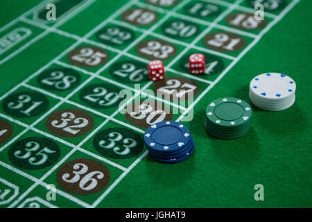 Erhöhte Ansicht von Würfeln und Chips am Roulette-Tisch Stockfoto