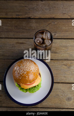Aufwand für die Hamburger in Platte mit Glas kaltes Getränk Stockfoto