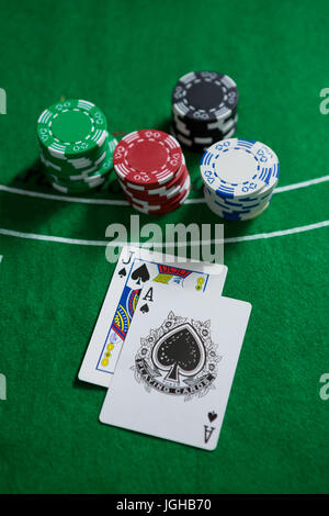 Erhöhte Ansicht der Pik-Karten mit Chips am Blackjack-Tisch Stockfoto