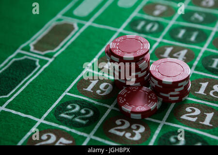 Erhöhte Ansicht von Chips am Roulette-Tisch Stockfoto