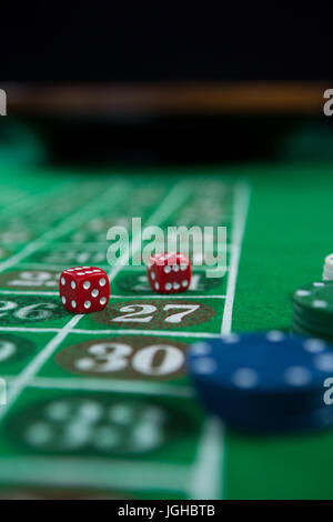 Nahaufnahme von Würfeln und Chips am Roulette-Tisch Stockfoto